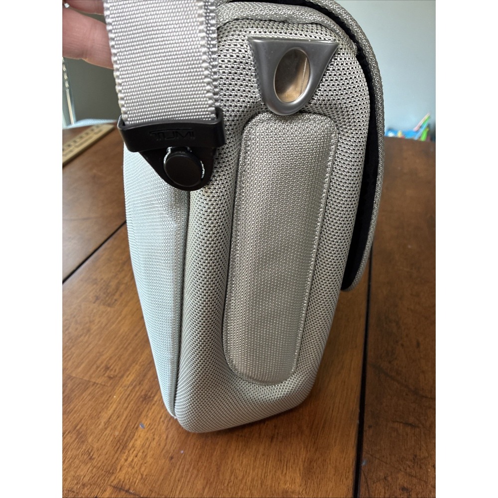 Tumi T3 Apex Men's Women's Travel Tote Shoulder Bag Strap Classic Style Silver - Picture 7 of 16